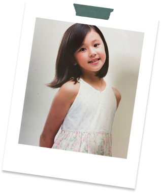 A childhood photo of Chaeyoung